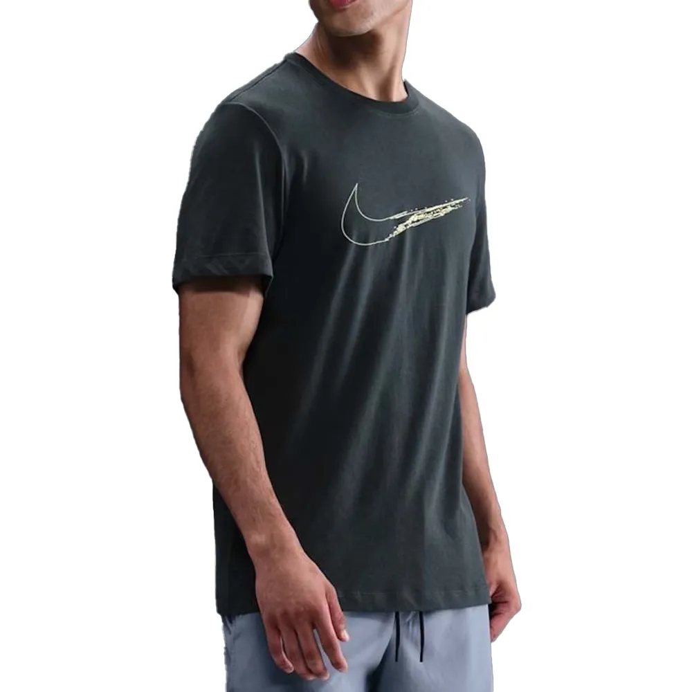 Camiseta masculina Nike Dri-FIT preta com logo no peito, vista frontal